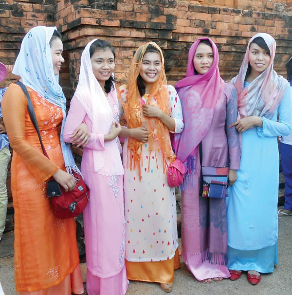 Description: A group of Eastern Cham women