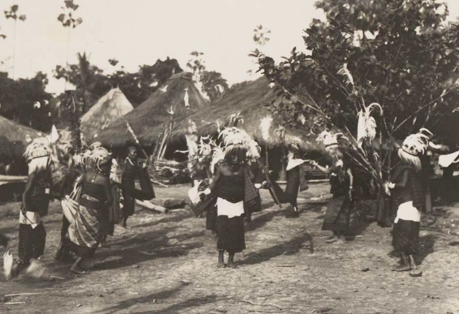 Description: Female dancers in Wailolong