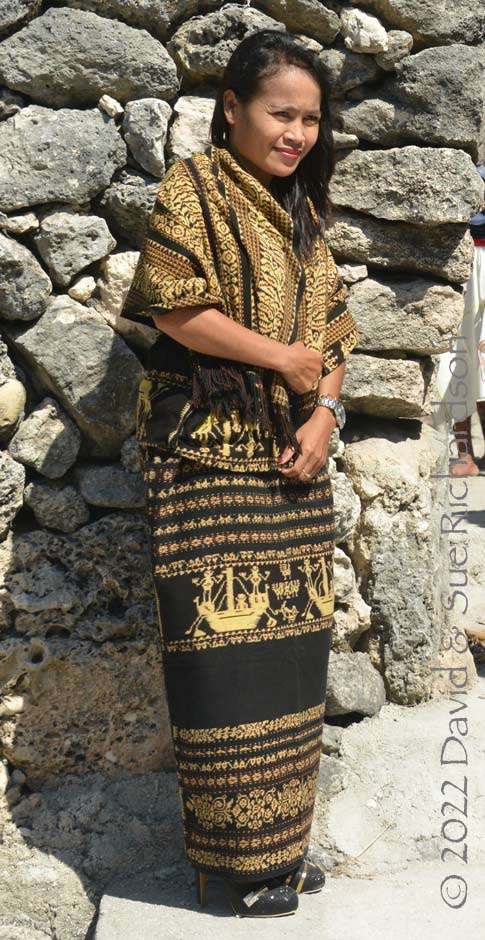 Description: A young Raijuan woman wearing an èi worapi sarong
