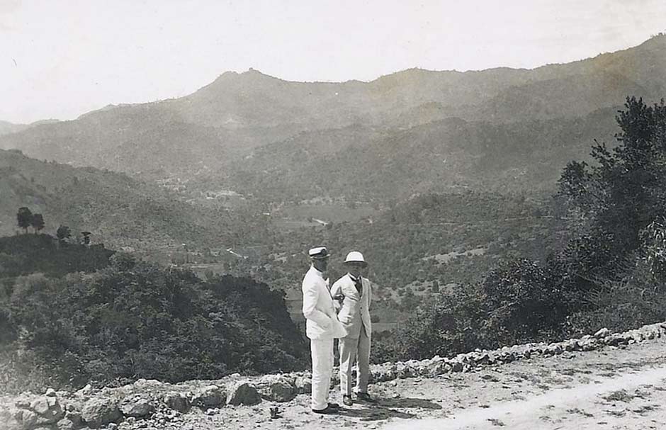 Description: A. J. L. Couvreur (right) and W. K. M. Stibbe (left) on the Great Flores Way near Ende in 1927