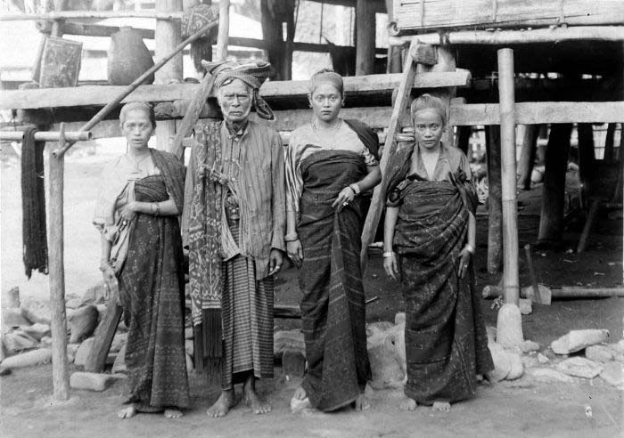 Description: The Raja of Tanah Rea, Kaka Dupa, with his three daughters