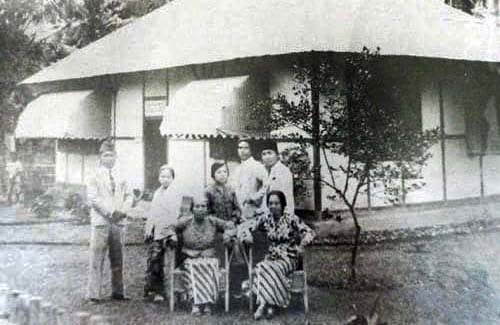 Description: Sukarno with members of his family in Ende