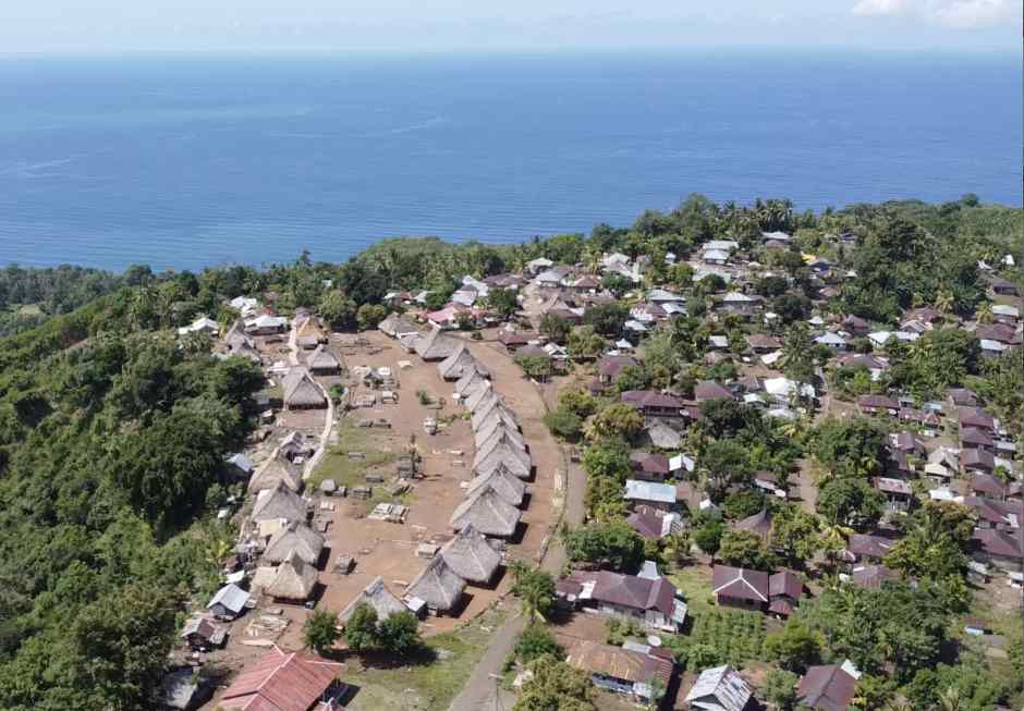 Description: Dusun Oné Nua</em> and the new village spreading out to its west