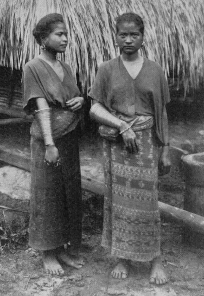 Description: Two young women from Tanah Rea