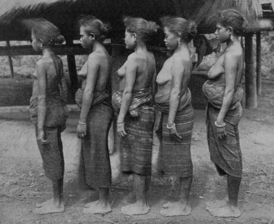 Description: Five young women in kampong Puu Mere Wolo
