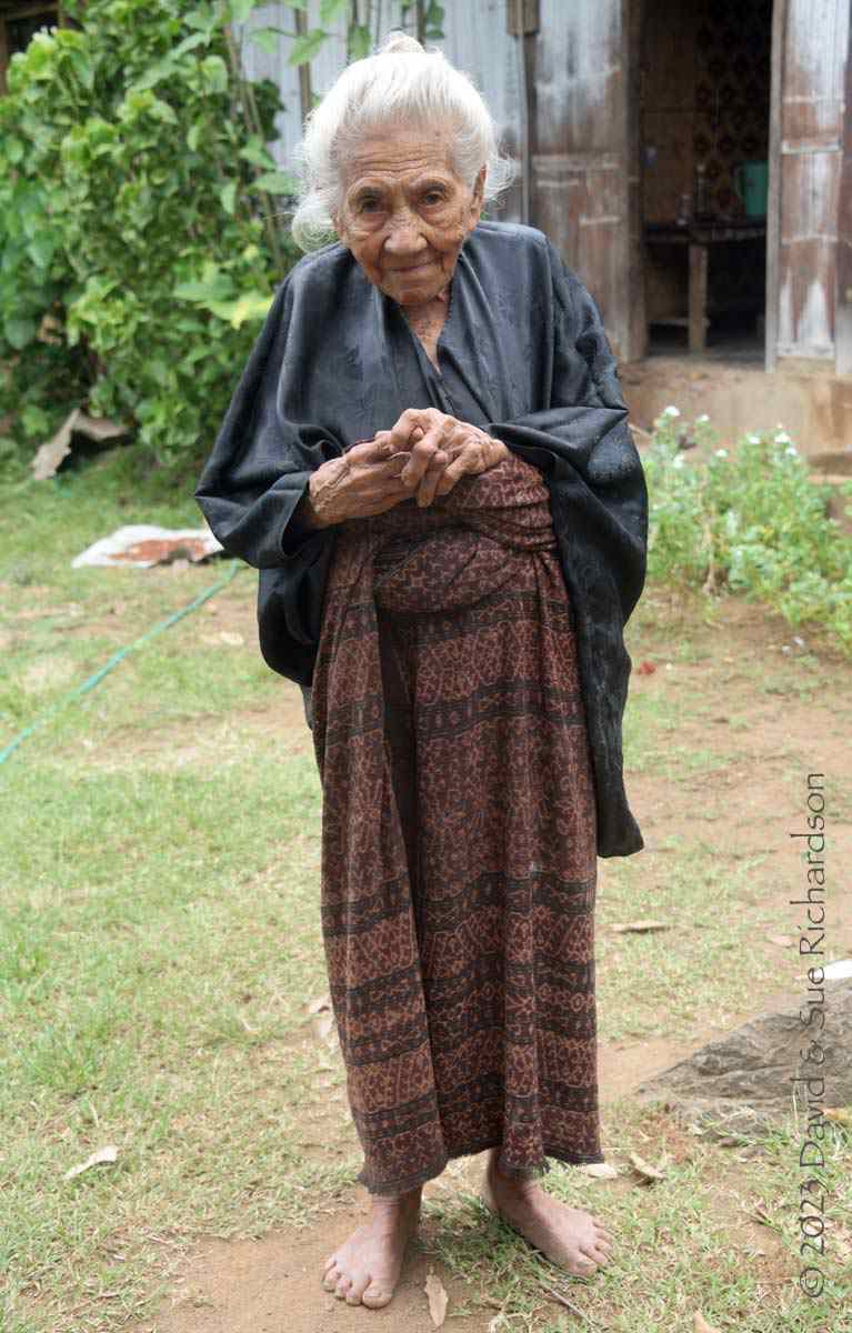 Description: A elderly woman dressed in her old lawo redu