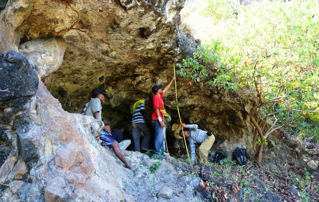 Description: Archaeologists from Balai Arkeologi working in Alor Barat Daya