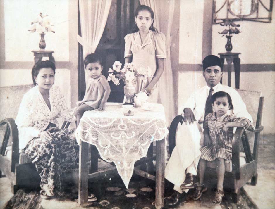 Description: Raja Banla Kinanggi with his family at Moru