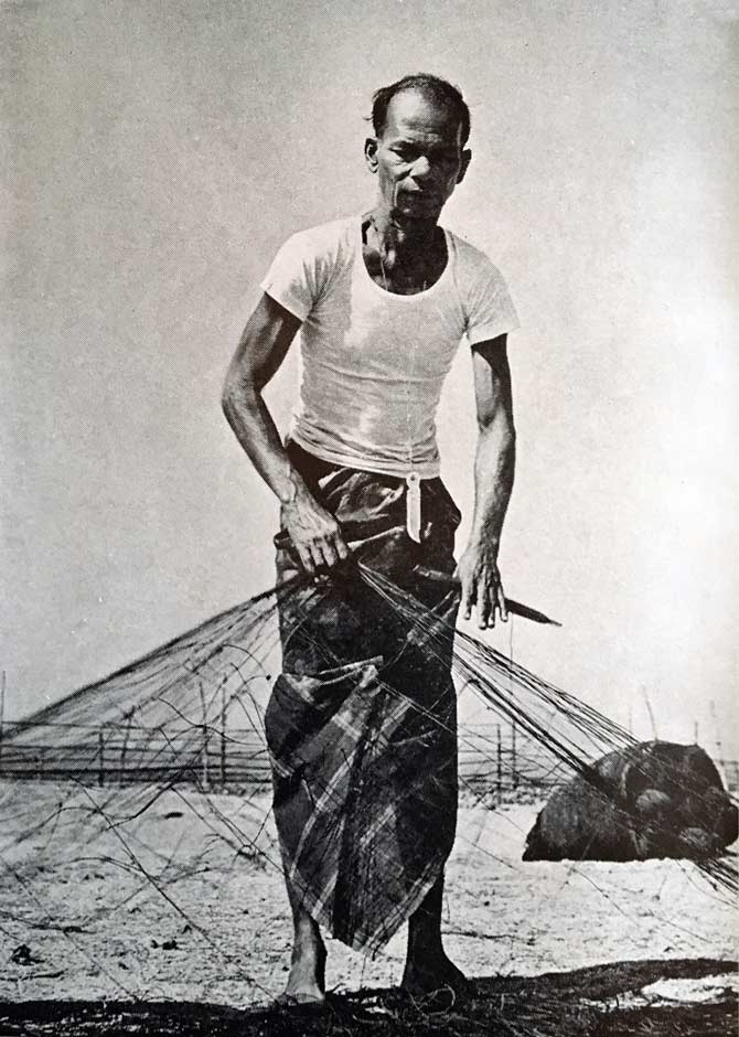 Description: Fisherman wearing a telia lungi