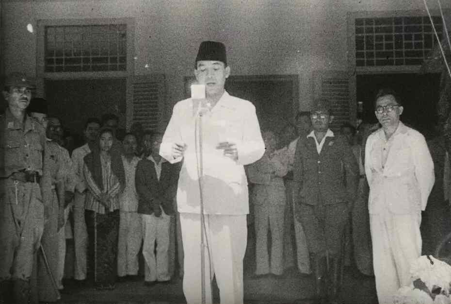 Description: Sukarno announcing his Proklamasi