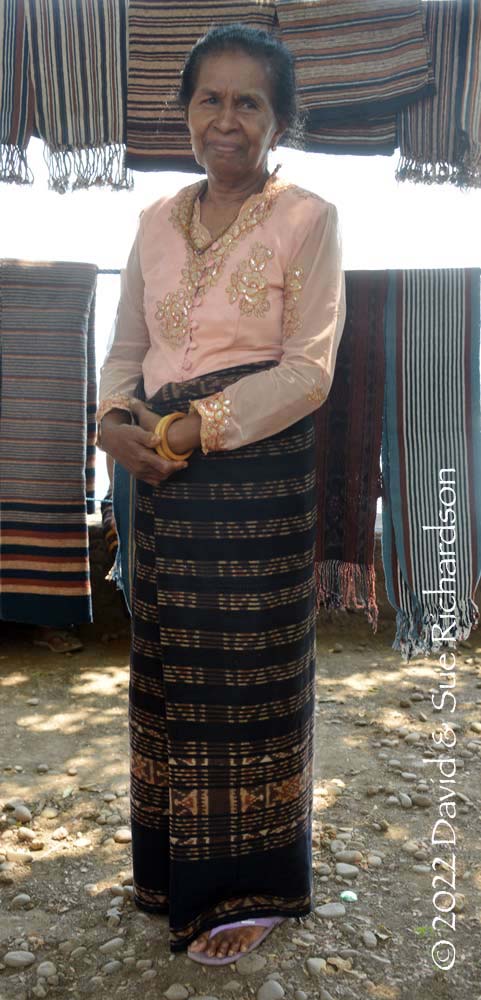 Description: Mama Agnes Dai wearing a very similar wate kebo lolon