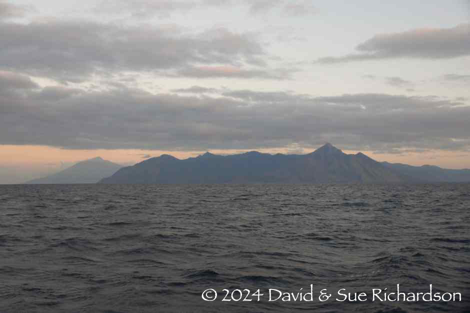 Description: The Ata Déi Peninsula as seen from the west