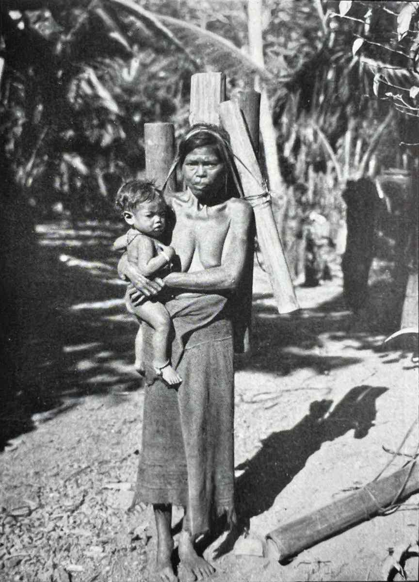 Description: A woman from Lerek on the way to the waterhole