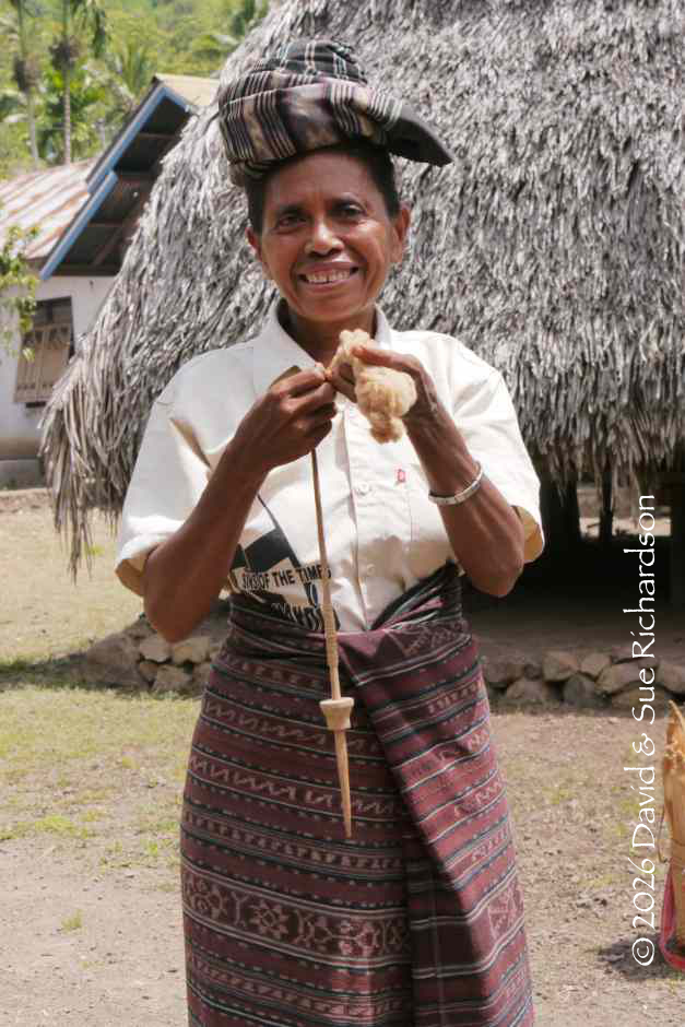 Description: Mama Lucia drop spinning in Watuwawer