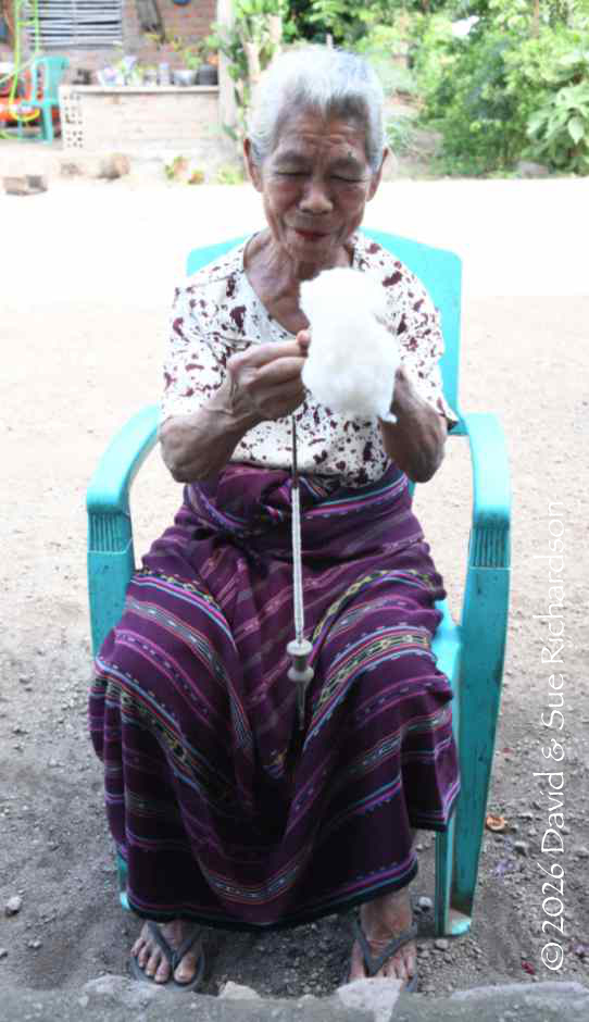 Description: An elderly lady drop spinning in Watuwawer